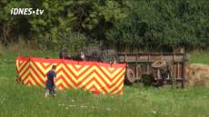 U Kutné Hory se převrhl traktor s vlečkou, dva lidé na místě zemřeli