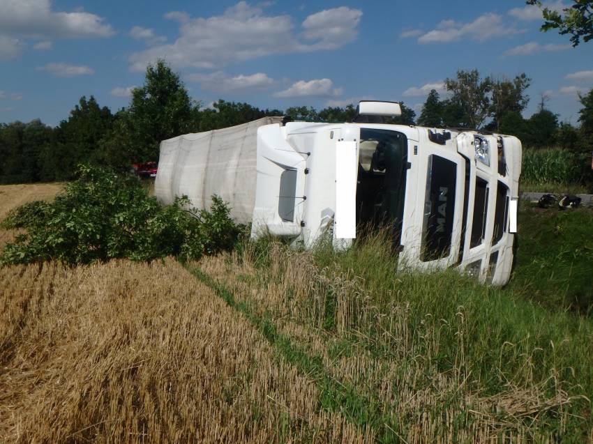 Řidič multivanu nedobrzdil kolonu a převrátil kamion v protisměru - Častolovice