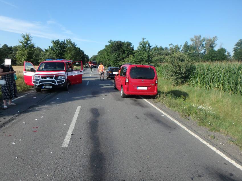 Řidič multivanu nedobrzdil kolonu a převrátil kamion v protisměru - Častolovice