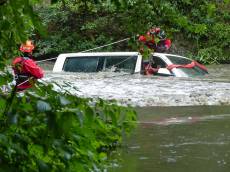 Dodávka skončila v řece, hasiči ze střechy zachránili dva muže - Ivančice