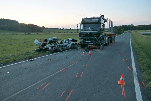 Řidič BMW vyjel ze silnice. Když se vracel zpět, srazil se s kamionem a zemřel - Vápenná