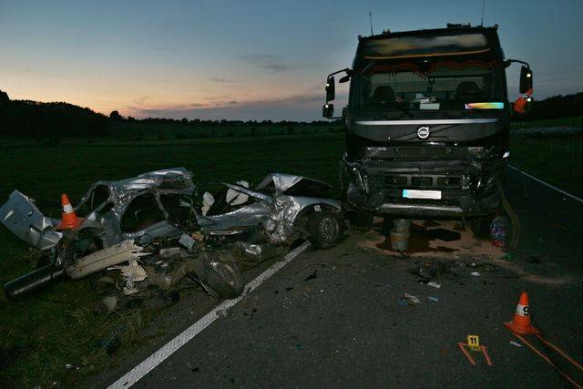 Řidič BMW vyjel ze silnice. Když se vracel zpět, srazil se s kamionem a zemřel - Vápenná