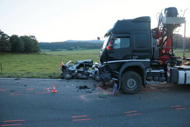 Řidič BMW vyjel ze silnice. Když se vracel zpět, srazil se s kamionem a zemřel - Vápenná