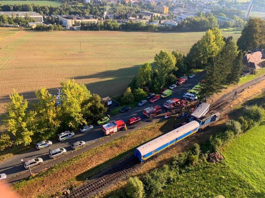 U Kdyně vykolejil po srážce vlak. Zranilo se 19 lidí, včetně 5 dětí - Kdyně