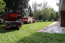 Zásah u požáru v paneláku v Hradci Králové komplikovala špatně parkující auta - Hradec Králové