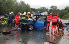 Řidička v dešti předjížděla, čelní střet si vyžádal osm zraněných včetně dětí - Nasavrky