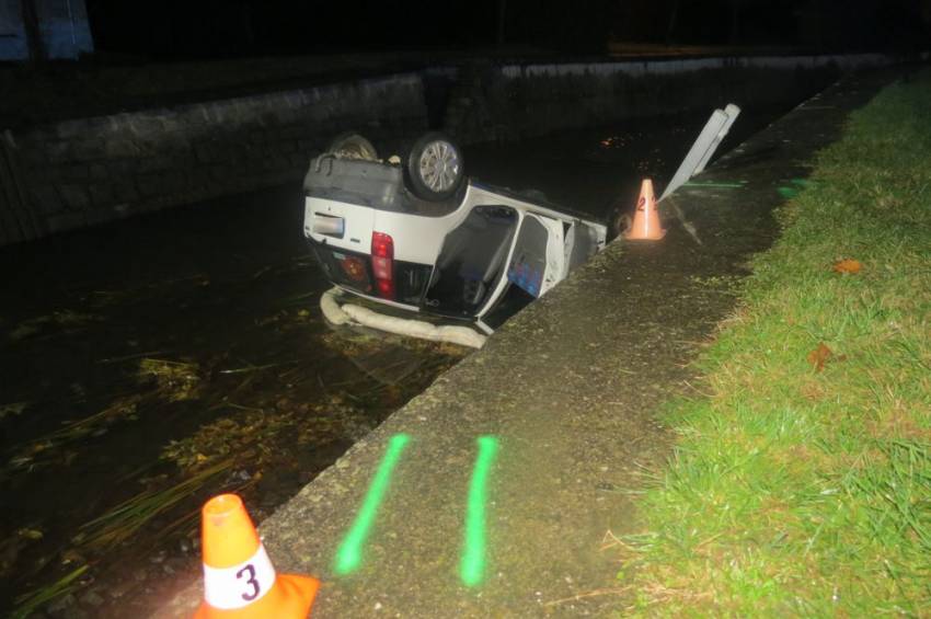 Opilý řidič porazil značku, poté plot, až skončil převrácený na střeše v potoce - Hranice