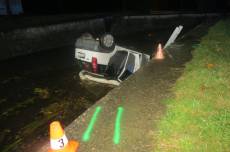 Opilý řidič porazil značku, poté plot, až skončil převrácený na střeše v potoce - Hranice