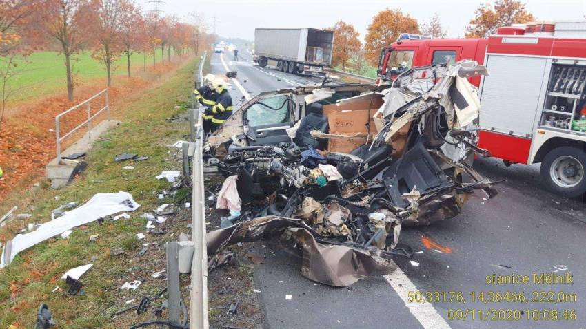 Střet s kamionem skončil na Mělnicku smrtelným zraněním a požárem - Spomyšl