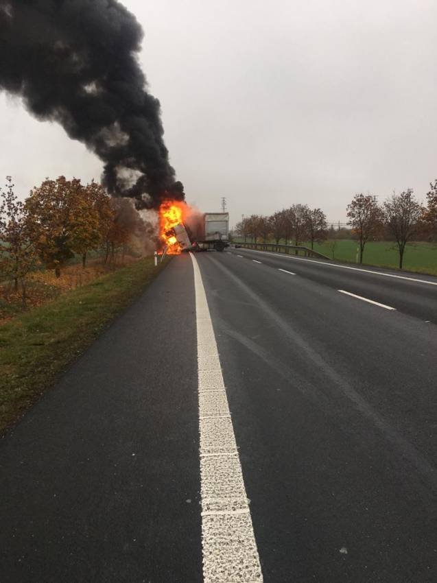 Střet s kamionem skončil na Mělnicku smrtelným zraněním a požárem - Spomyšl