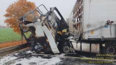 Střet s kamionem skončil na Mělnicku smrtelným zraněním a požárem - Spomyšl