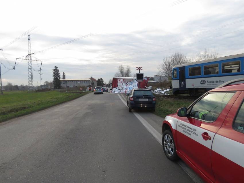 Řidič náklaďáku předjížděl na přejezdu, srazil se s osobním vlakem - Hrušová