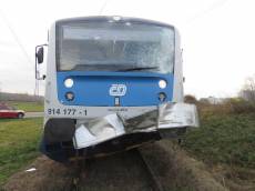 Řidič náklaďáku předjížděl na přejezdu, srazil se s osobním vlakem - Hrušová