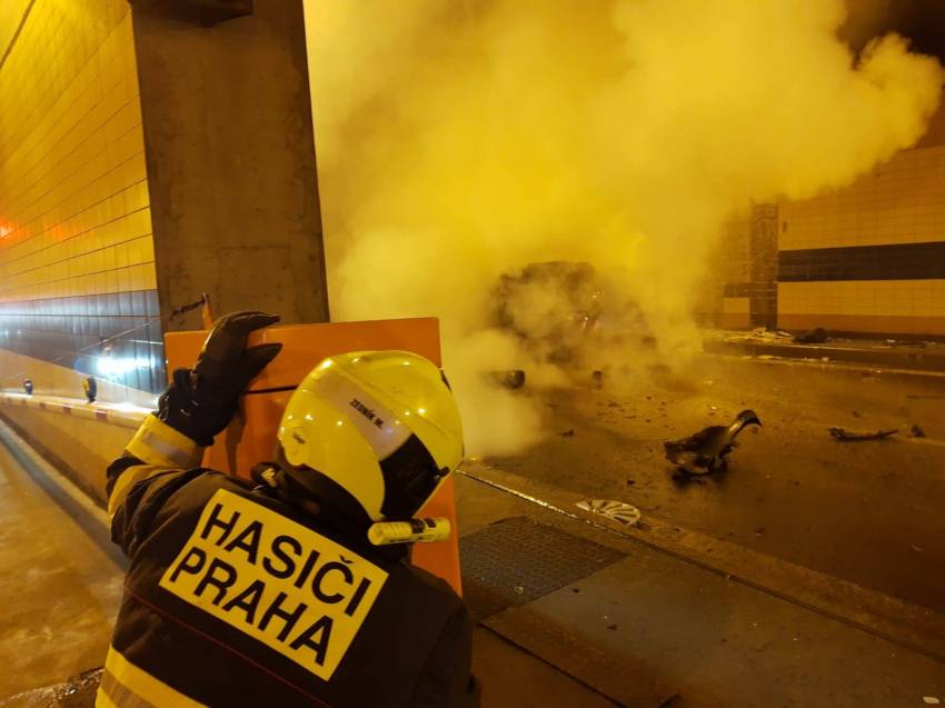 Policejní vůz začal po nehodě v tunelu Blanka hořet. Policistka zachránila své kolegy - Blanka