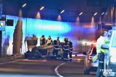 Policejní vůz začal po nehodě v tunelu Blanka hořet. Policistka zachránila své kolegy - Blanka