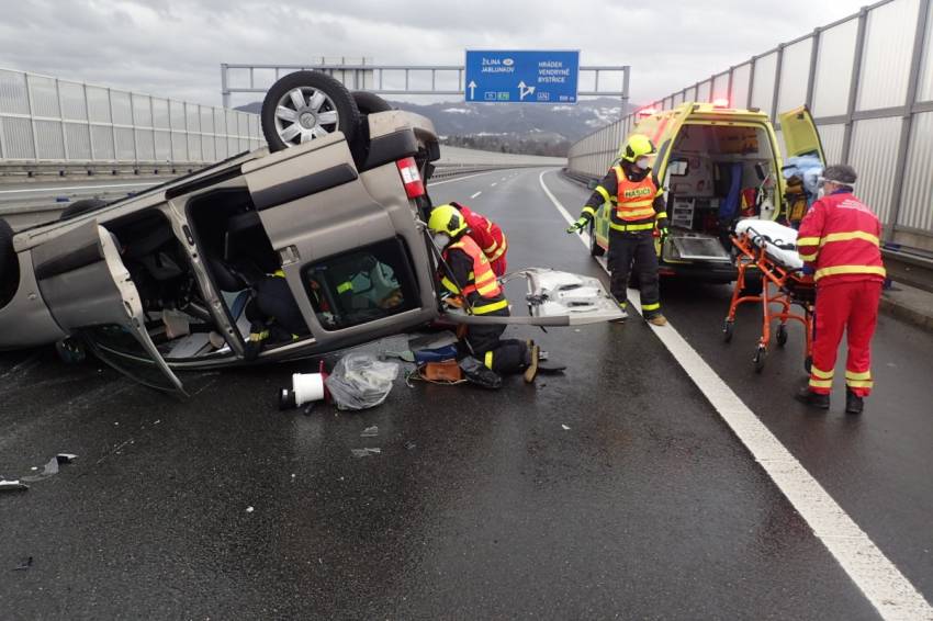 Nehodu dvou aut v Třinci odneslo zraněním pět lidí, včetně nezletilého chlapce - Třinec