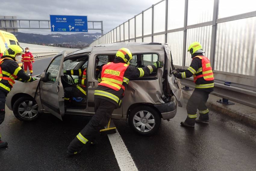 Nehodu dvou aut v Třinci odneslo zraněním pět lidí, včetně nezletilého chlapce - Třinec