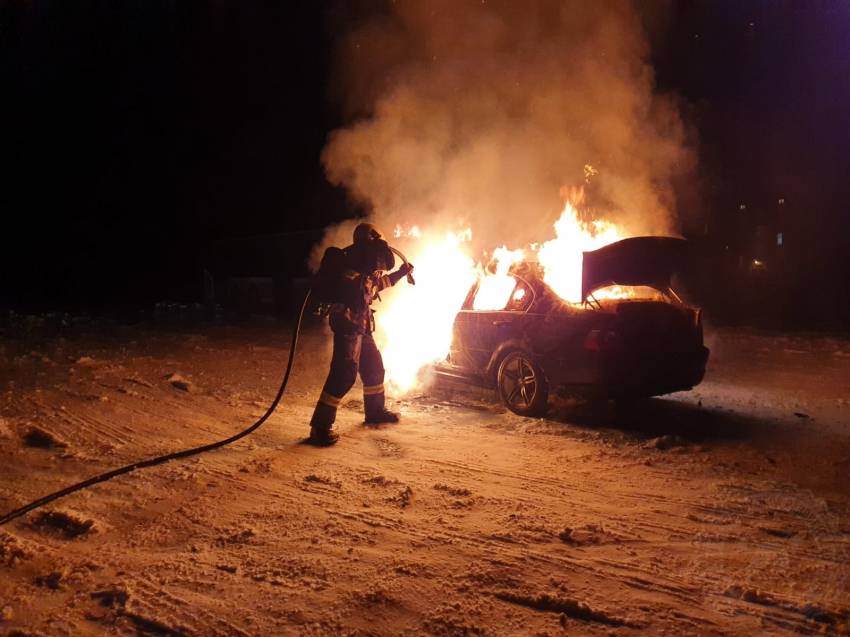 VIDEO: Auto skončilo po driftování v plamenech - Pardubice