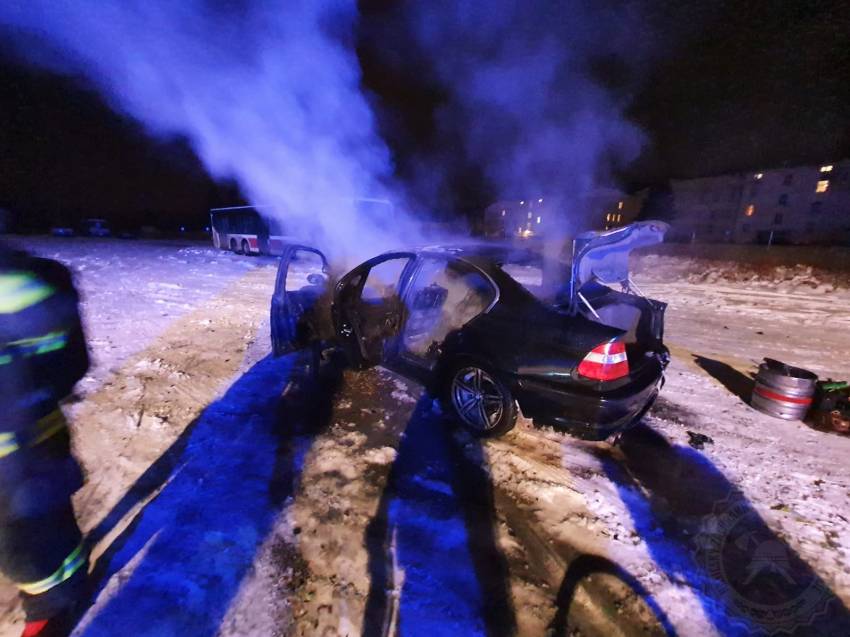 VIDEO: Auto skončilo po driftování v plamenech - Pardubice
