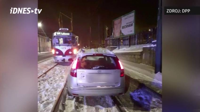 Past na řidiče v Praze. Dvě desítky aut skončily v tramvajovém kolejišti - Nádražní ulice