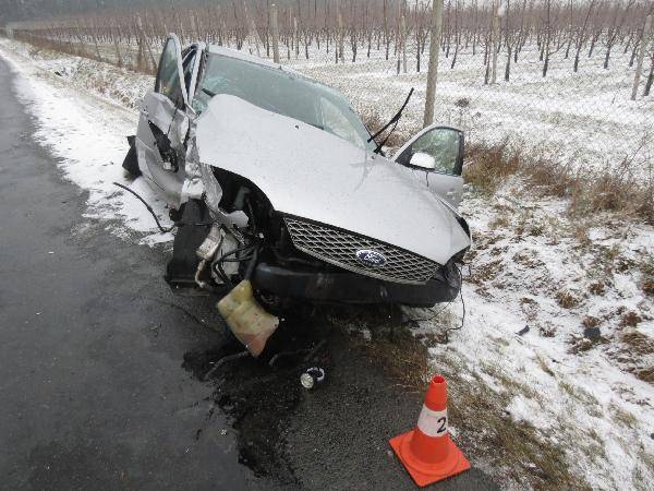 Řidiče ráno zaskočil sníh, některé vyprošťovali hasiči - Hřibsko