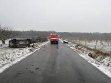 Řidiče ráno zaskočil sníh, některé vyprošťovali hasiči - Hřibsko