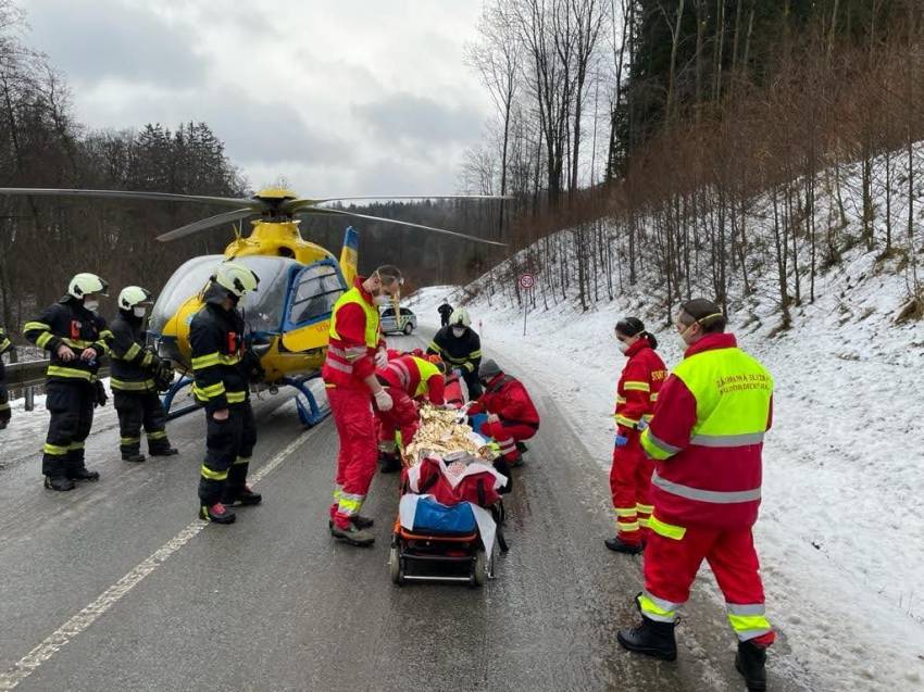 Řidička jela příliš rychle, dostala smyk a skutálela se ze svahu do potoka - Zlatá Olešnice