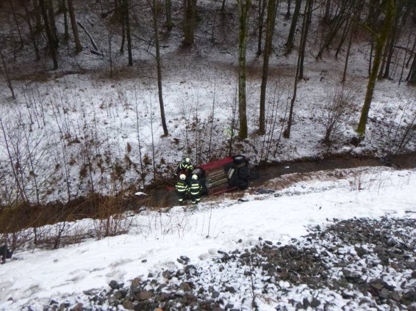 Řidička jela příliš rychle, dostala smyk a skutálela se ze svahu do potoka - Zlatá Olešnice