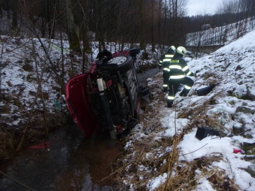 Řidička jela příliš rychle, dostala smyk a skutálela se ze svahu do potoka - Zlatá Olešnice