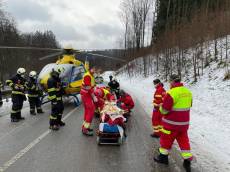 Řidička jela příliš rychle, dostala smyk a skutálela se ze svahu do potoka