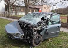 Nepřipoutaná řidička zřejmě usnula za volantem, čelně se střetla s náklaďákem - Nový Ples