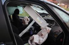 Nepřipoutaná řidička zřejmě usnula za volantem, čelně se střetla s náklaďákem - Nový Ples