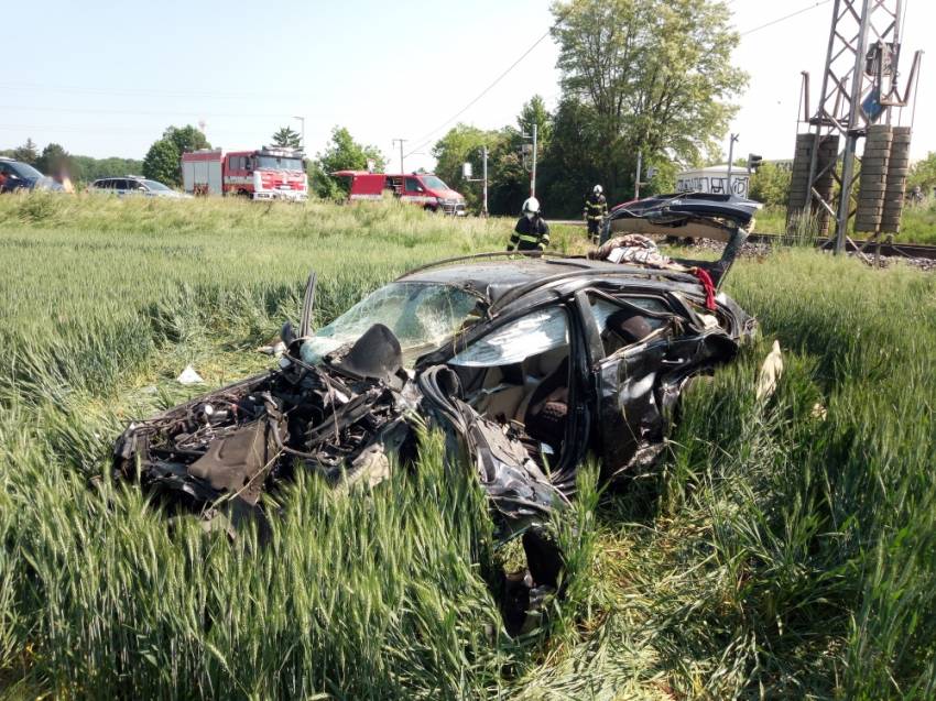 Senior vjel v Hradci pod vlak, po převozu do nemocnice zemřel - Březhrad