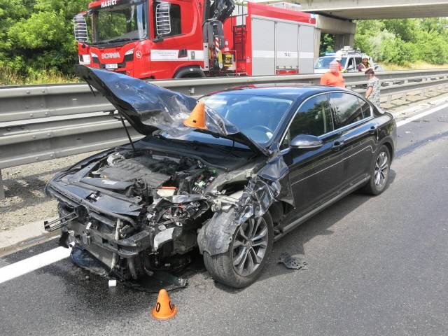 Kamionu na dálnici upadlo kolo a zdemolovalo osobní auto v protisměru - Vyškov