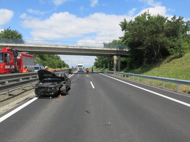 Kamionu na dálnici upadlo kolo a zdemolovalo osobní auto v protisměru - Vyškov