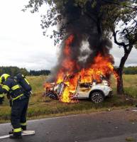 Opilý řidič předjížděl, dostal smyk a z hořícího auta mu pomohl ten, koho předjel - Krajková