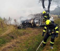 Opilý řidič předjížděl, dostal smyk a z hořícího auta mu pomohl ten, koho předjel - Krajková