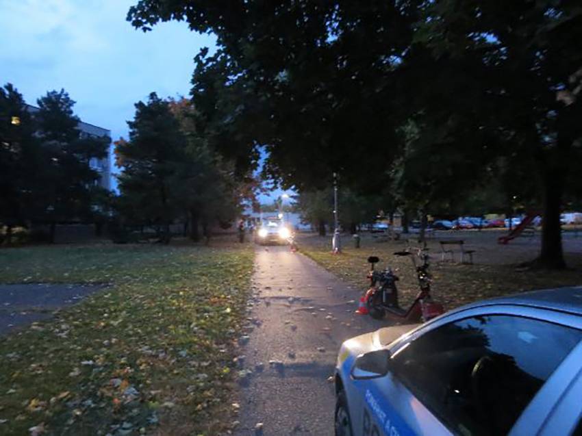Mladíci na mopedu jezdili po chodníku a srazili seniorku na kole - Mrštíkova ulice