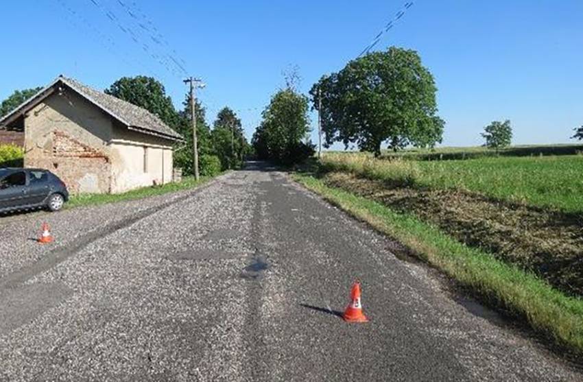 Opilý řidič vezl na motorce dvě malé děti a způsobil nehodu, od které ujel - Robousy