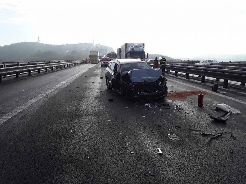 Hromadná nehoda na dálnici D1 kvůli ledovce: 6 aut a 3 kamiony, 5 zraněných - Velké Meziříčí