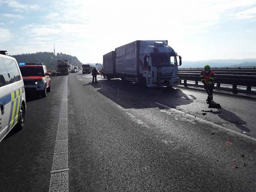 Hromadná nehoda na dálnici D1 kvůli ledovce: 6 aut a 3 kamiony, 5 zraněných - Velké Meziříčí