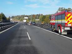 Hromadná nehoda na dálnici D1 kvůli ledovce: 6 aut a 3 kamiony, 5 zraněných