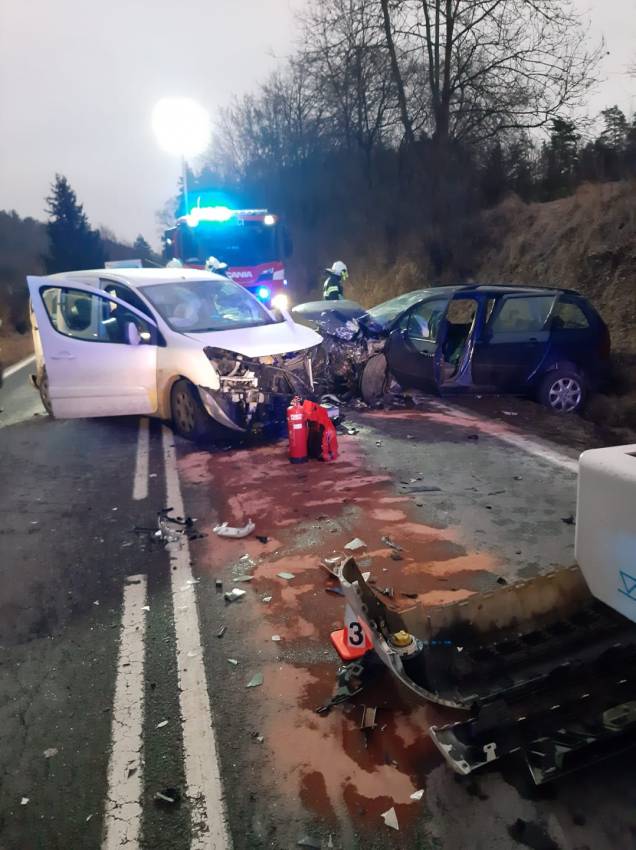 Sedm lidí se zranilo při čelním střetu dvou vozů na Příbramsku - Obory