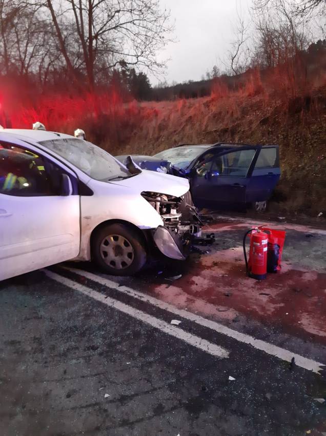 Sedm lidí se zranilo při čelním střetu dvou vozů na Příbramsku - Obory