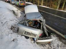 Jednadvacetiletá řidička nezvládla zatáčku, po střetu s náklaďákem zemřela - Vyšší Brod