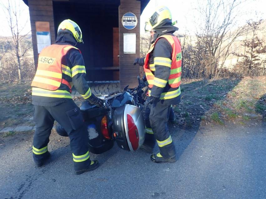 Motorkář ani spolujezdkyně nepřežili v Buchlovských kopcích střet se dvěma vozy - Chřiby