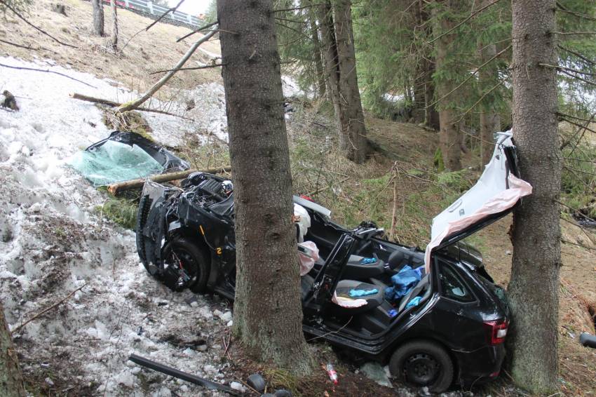 Syn se nevrátil z práce v Německu, jeho auto našli v lese v Krušných horách - Boží Dar
