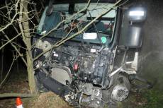 Řidička vjela přímo pod kamion a zemřela, dva spolucestující jsou těžce zranění - Chábory