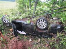 Auto skončilo na střeše. Jak za volantem zvládnout smyk? Hlavně nebrzdit