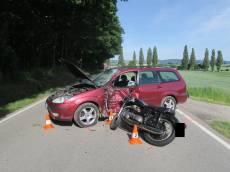 Řidič nedal přednost motorkáři, ten těžkým zraněním podlehl